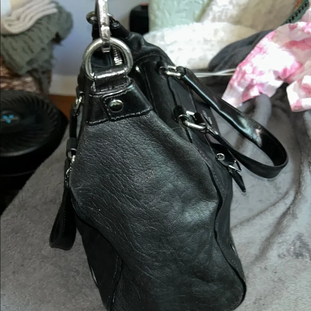 Olivia Harris Black Leather Duffel Bag with Modern Chain-Link Design - Picture 3 of 16